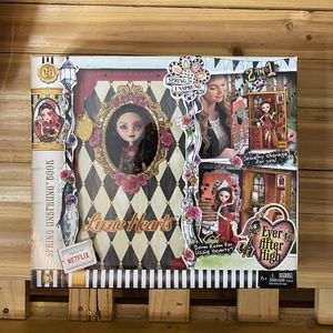 Ever After High Lizzie Hearts Spring Unsprung Book Playset